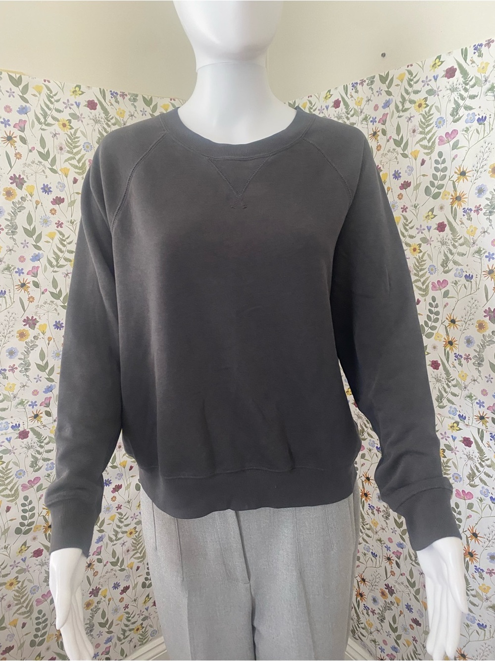 Old Navy WMN’s Classic Crewneck Sweatshirt - Gray Size Medium